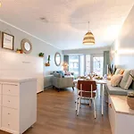 B At C - A Trendy Flat With A Vintage Feel, Outdoor Swimming Pool And Lateral Sea View!