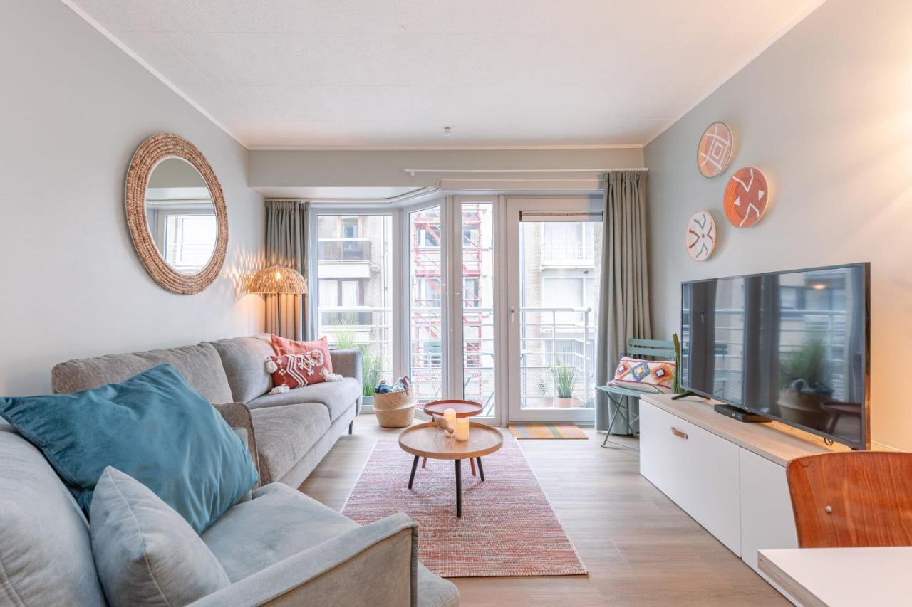 Appartement B At C - A Trendy Flat With A Vintage Feel, Outdoor Swimming Pool And Lateral Sea View! *