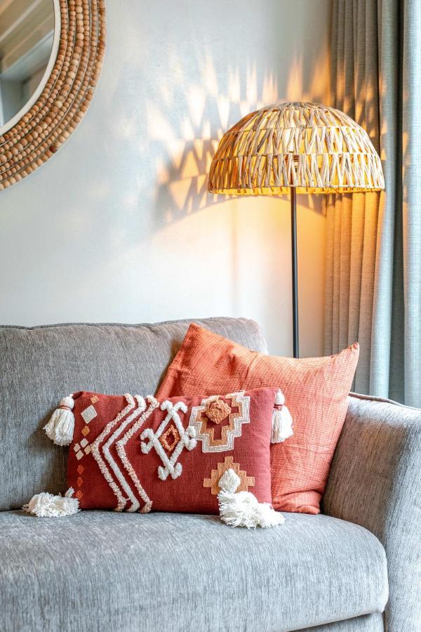 B At C - A Trendy Flat With A Vintage Feel, Outdoor Swimming Pool And Lateral Sea View! *