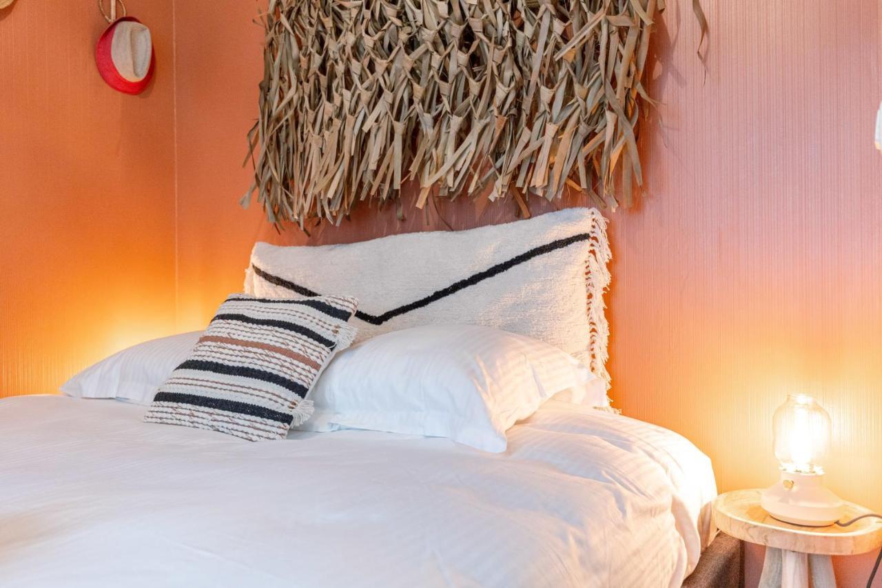 B At C - A Trendy Flat With A Vintage Feel, Outdoor Swimming Pool And Lateral Sea View! Appartement Oostende